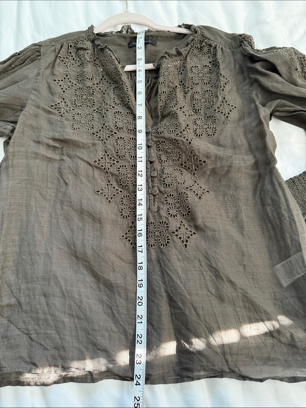Banana Republic Olive Eyelet Linen Peasant Blouse. 100% Ramie, Made in India - Picture 6 of 8